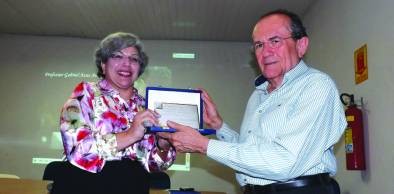 Professor Gabriel Vasconcelos recebe homenagem no CCH