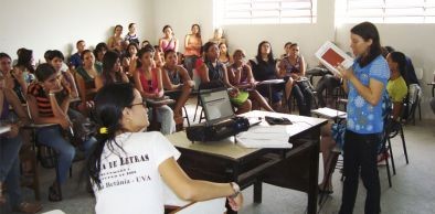 Estudantes do Curso de Letras participam de programa de leituras