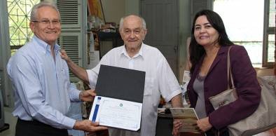 Padre Osvaldo Chaves recebe título de Doutor Honoris Causa da UVA