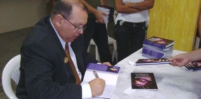 “Insônias, delírios, pesadelos”. Livro de contos do professor Dimas de Carvalho Muniz é lançado, no campus da Betânia.