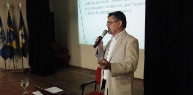 Presidente da FUNCAP faz palestra na UVA sobre ciência, tecnologia e desenvolvimento social