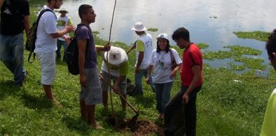 Estudantes do Curso de Biologia plantam árvores nativas na Lagoa da Fazenda