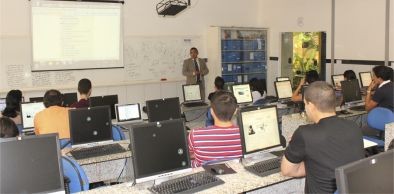 Estudantes de Direito e de Ciências Contábeis cursam disciplinas a distância por meio do convênio UVA/AMBRA