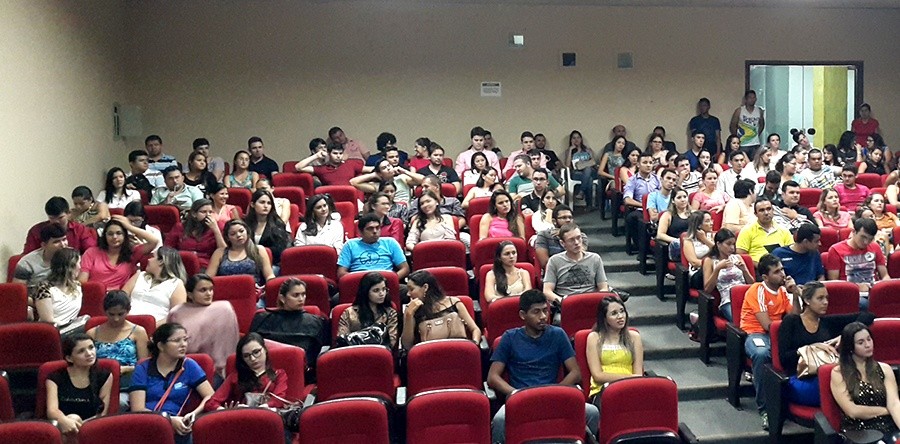 Formandos do Semestre Letivo 2014.2 participam de reunião de preparação para Solenidade de Outorga de Grau