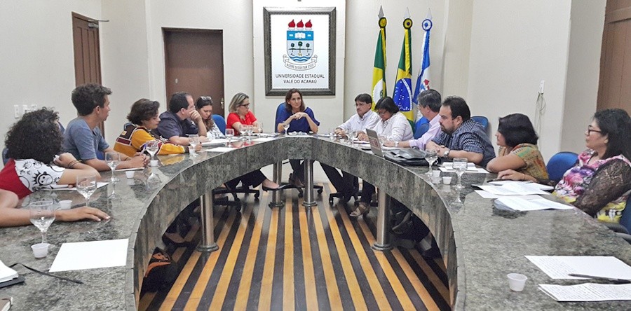 Vice-Governadora Izolda Cela apresenta nova proposta do Governo para pôr fim à greve de professores na UVA