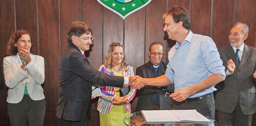 Governador Camilo Santana dá posse a reitor e vice-reitora da UVA, em solenidade de recondução aos cargos, no Palácio da Abolição