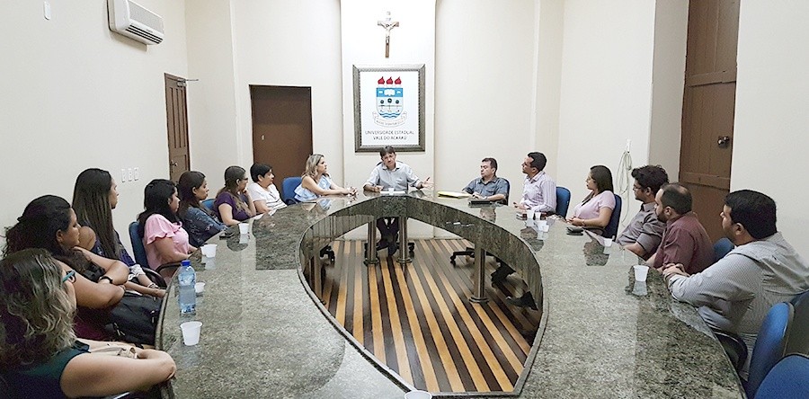 Novos professores substitutos são recebidos na Reitoria da UVA