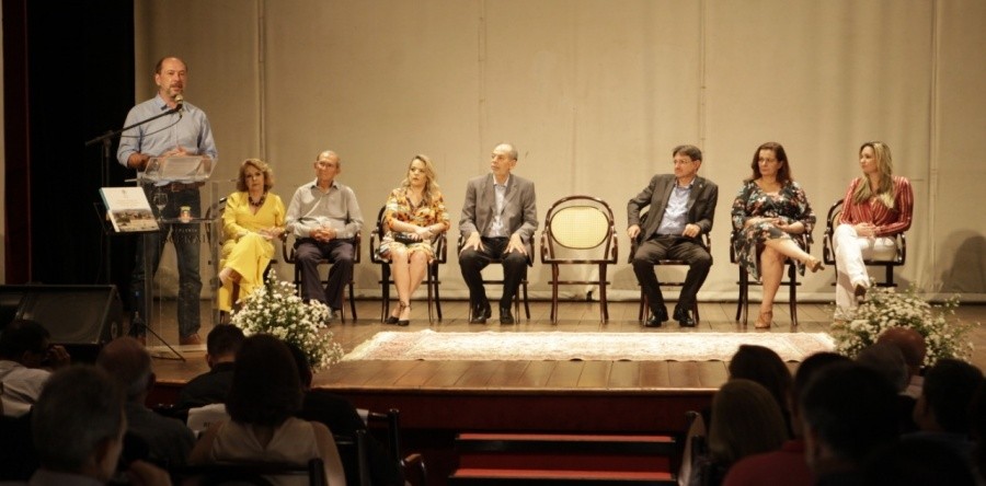 Livro e documentário pelos 50 anos da UVA são apresentados em evento aberto à comunidade, no Teatro São João.