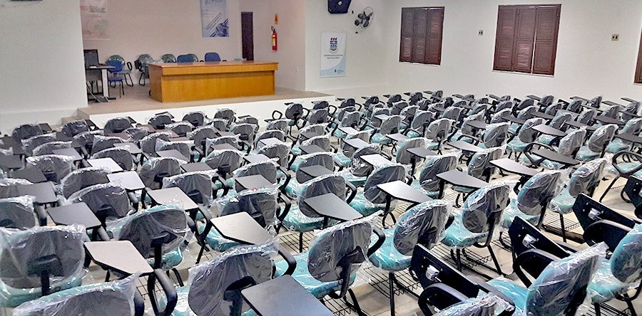 Auditório do Centro de Ciências Humanas da UVA recebe novos assentos e condicionadores de ar