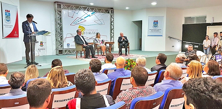 Reitor da UVA abre ciclo de debates sobre o Nordeste com a presença dos ex-ministros Mangabeira Unger e Ciro Gomes, no campus do Derby