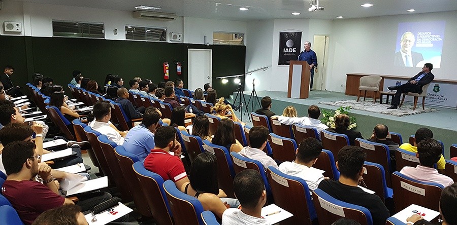 Curso de Direito da UVA promove palestra com Ciro Gomes no campus do Derby