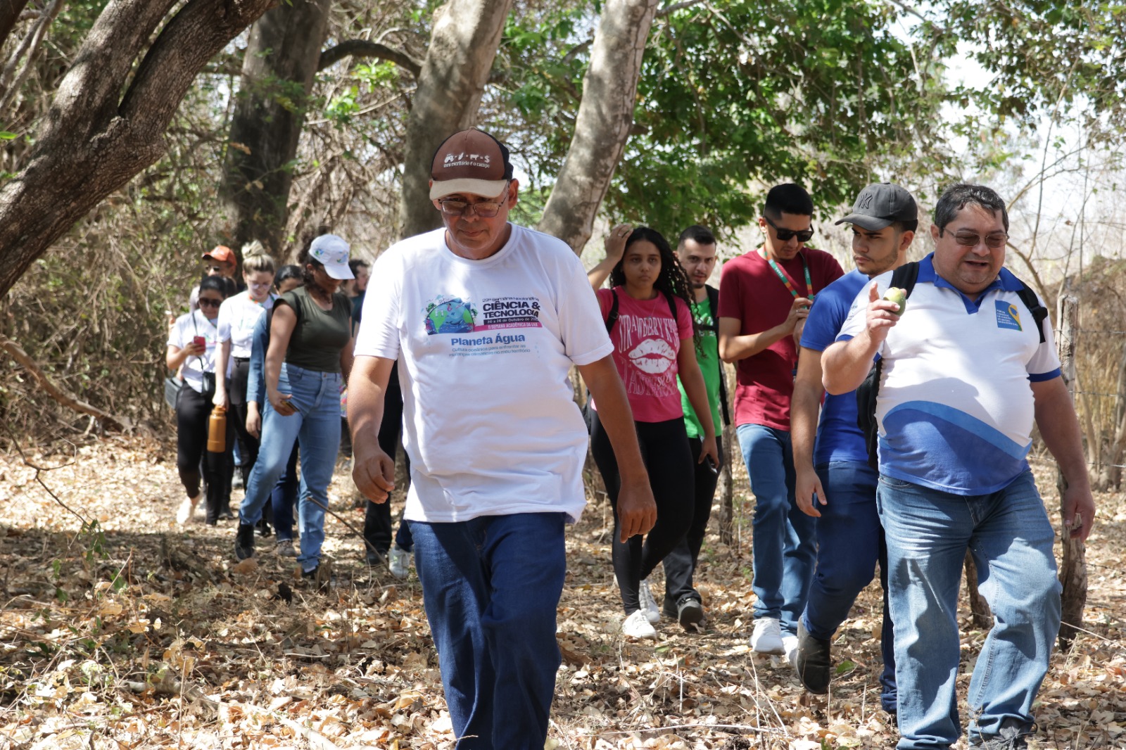 Professores e alunos participam de vivência ecológica na Fazenda Experimental em alusão à Semana Nacional de Ciência e Tecnologia