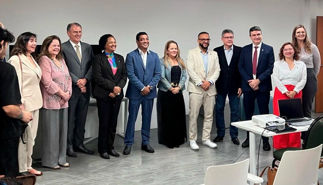 Reitora da UVA participa do encontro com missão da União Europeia no Palácio da Abolição